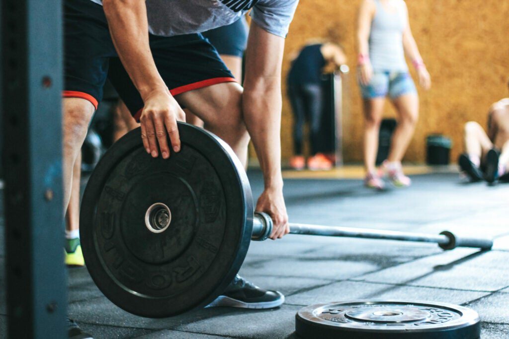 people lifting weights