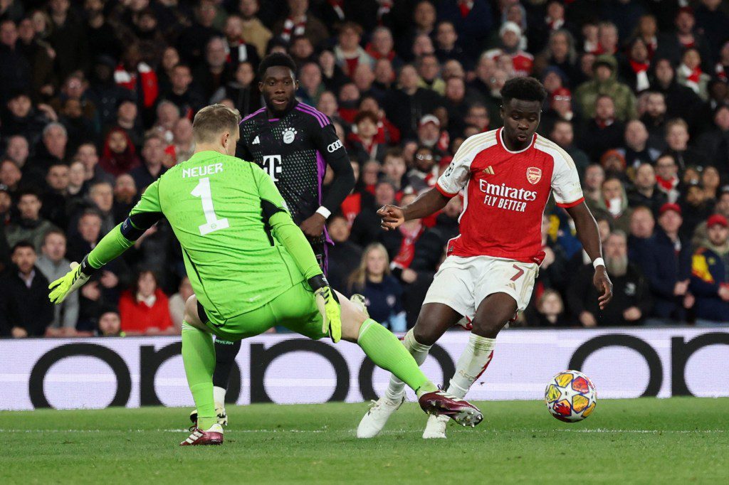 Soccer Football - Champions League - Quarter Final - First Leg - Arsenal v Bayern Munich - Emirates Stadium, London, Britain - April 9, 2024 Bayern Munich's Manuel Neuer in action with Arsenal's Bukayo Saka REUTERS/David Klein