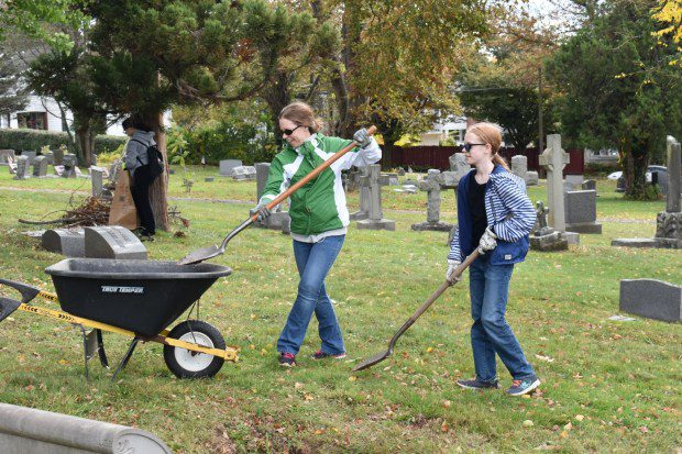 Some families like this mother and daughter enjoy pitching in together at the Edgewood Cemetery cleanups. (Image courtesy of Hobart's Run)