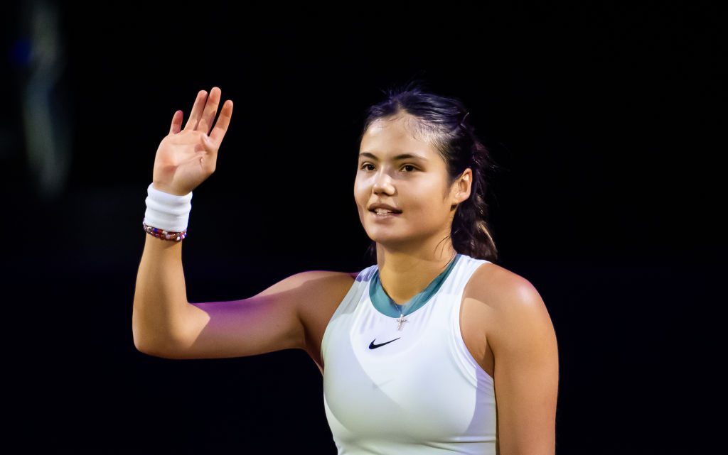 Emma Raducanu puts her hand up during her match against Angelique Kerber