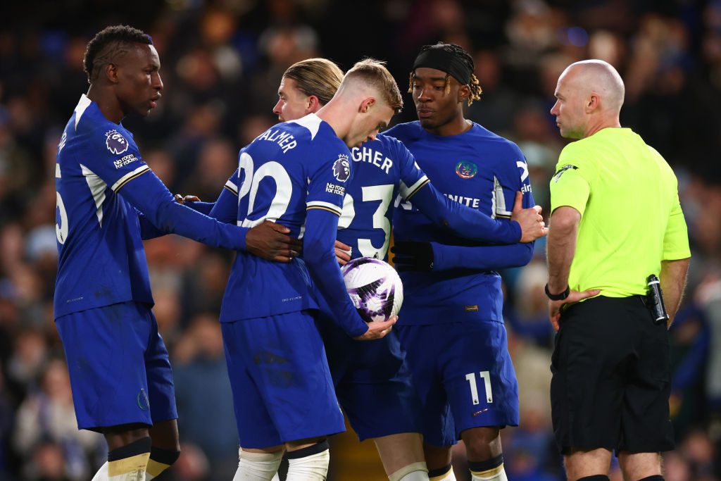 Chelsea players clash over penalty duties against Everton